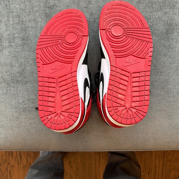 Women’s Air Jordan 1 retro high ‘Satin Black Toe’ - Picture 3 of 4